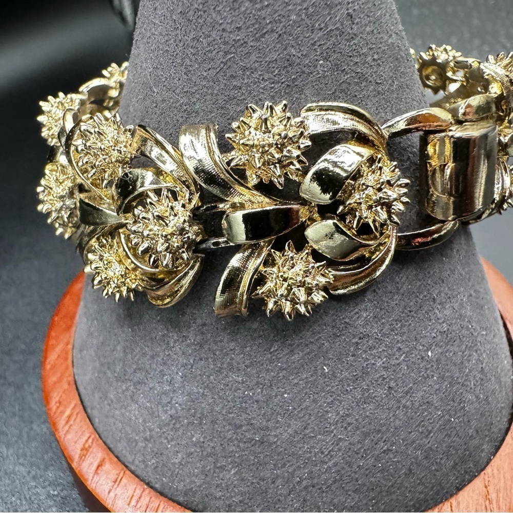 Vintage Signed Coro Pegasus Mid Century Gold Tone Ornate Textured Bracelet 7in - Picture 10 of 14